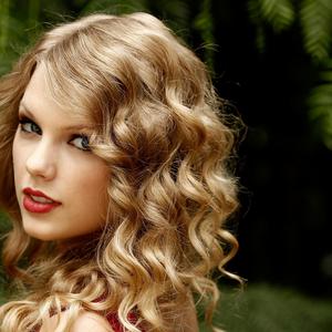  What are the two songs that Taylor 迅速, 斯威夫特 contributed in The Hunger Games?