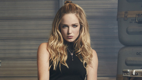  Legends of Tomorrow CW - What is the colour of Sara Lance's alter ego suit?