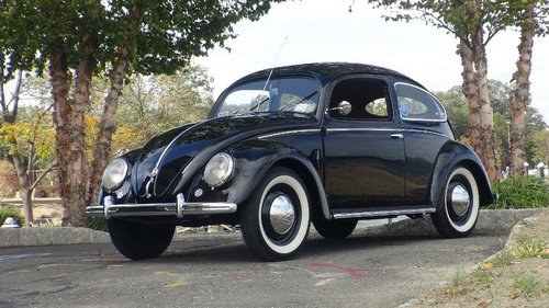  Over the years Volkswagen made many small changes to the Beetle. One of the plus noticeable changes was the rear window. Which type of window did a 1951 Beetle have?
