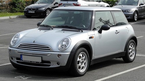  What was the first MINI that the 宝马 Group launched in 2001?