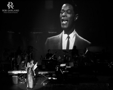  A live performance of Unforgettable bởi way of technology with Nat King Cole