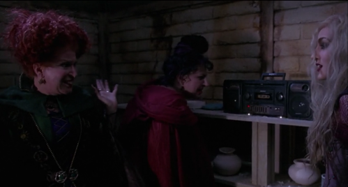  Which language can be heard on the educational cassette tape used to lure the Sanderson sisters into the kiln?