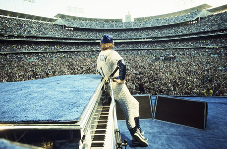  What năm did Elton John fulfill a two-day buổi hòa nhạc engagement at Dodger Stadium