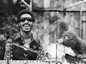  What năm did Stevie Wonder make a guest appearance on Sesame đường phố, street