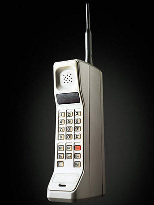  What سال did the first Motorola Cellphone hit the stores