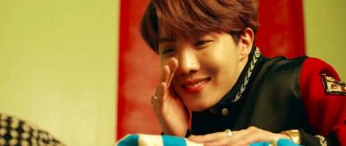  Who's sleeping in the बिस्तर in J-Hope's Daydream संगीत video?
