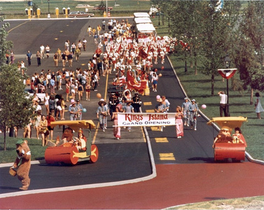 What year did King's Island open it's doors to the public 