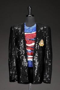  This iconic stage costume was worn দ্বারা Michael on his 1984 Victory tour