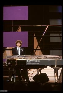  Barry Manilow was a featured performer in a musical tribute to Michael Jackson at the 1984 American 音楽 Awards