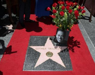  What tahun did Luther Vandross posthumously receive a bintang on the Hollywood Walk Of Fame