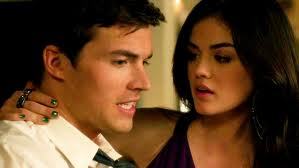  What did Spencer tell Aria the correct answer was to the domanda about the brand of pen Ezra liked?