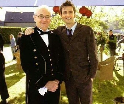  This фото is from the DW episode 'The Unicorn and The Wasp' So who's the 'extra' posing with David?