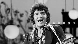  As a songwriter, Mac Davis has written songs that were recorded によって Elvis Presley