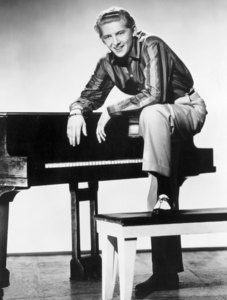  Who portrayed Jerry Lee Lewis in the 1989 film biopic, Great Balls Of fogo