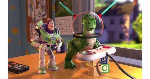  Who played the Buzz Lightyear video game at the end of the movie?