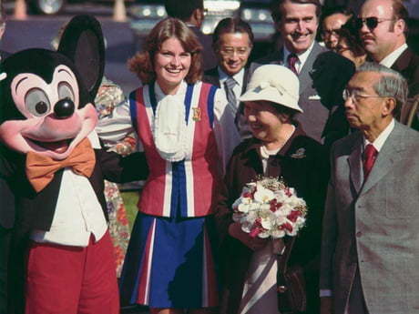  What taon did Hirohito visit Disneyland