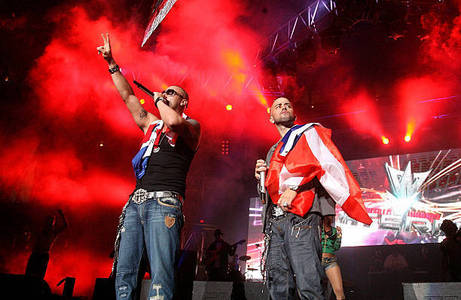  What год (during the Puerto Rican день Parade) did Wisin y Yandel perform at Madison Square Garden in New York City?