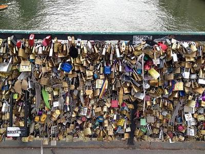 What bridge did people put their “Love Locks” on before they were removed in June 2015?