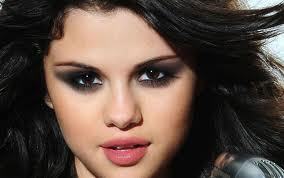  what color are selena's eyes