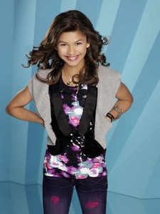  Was she famouse befor shake it up