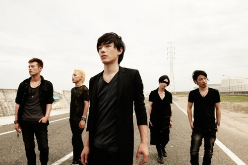  JRock band SPYAIR. Which BLEACH song do they perform?