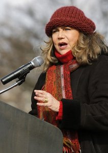  Kathleen Turner belongs to a big association that defends women's rights, its name?