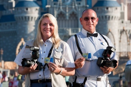  Walt ডিজনি World is one of the most photographed places in the entire United States. About how many pictures of guests do PhotoPass photographers take each day?
