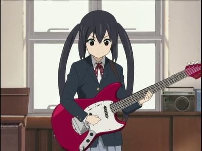  When did Azusa start playing guitar?