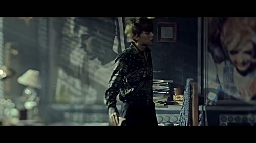  "That XX" kwa G-Dragon muziki video screencap