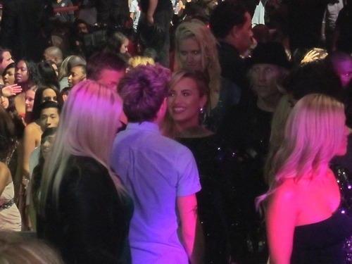  Niall and Demi meeting for the first time at the VMAs! (Very real!! Not photoshopped!)