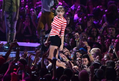  Taylor performing WANEGBT at VMAs