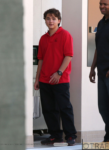  *NEW PHOTOS* (Sep. 07) Prince Jackosn leaving the dermatologist 2012