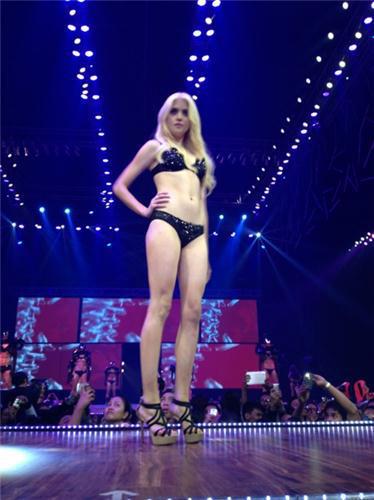 Allison in the Philippines | Impalpable Perfume | Bench Universe Show