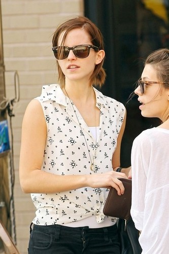  Emma Shopping With A Friend In Meatpacking District