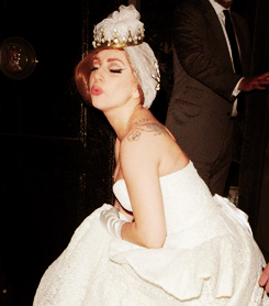  Gaga wearing a wedding dress in Лондон