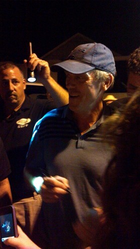  Hugh Laurie signing autographs after the 음악회, 콘서트 in Red Bank, NJ on Sept. 7, 2012