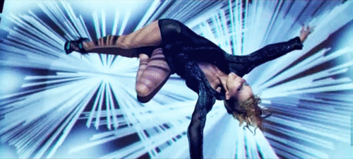  Kylie Minogue in ‘Get Outta My Way’ musique video