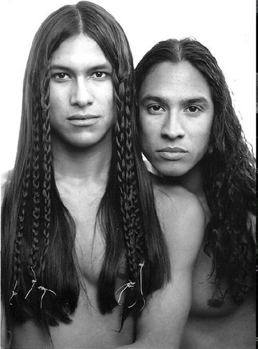 hommes aux cheveux longs