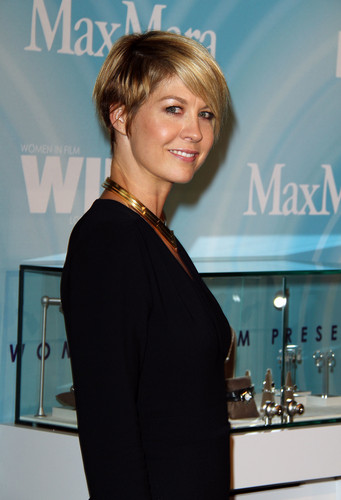  Pandora Jewelry سپانسرز The 2011 Women In Film Crystal + Lucy Awards