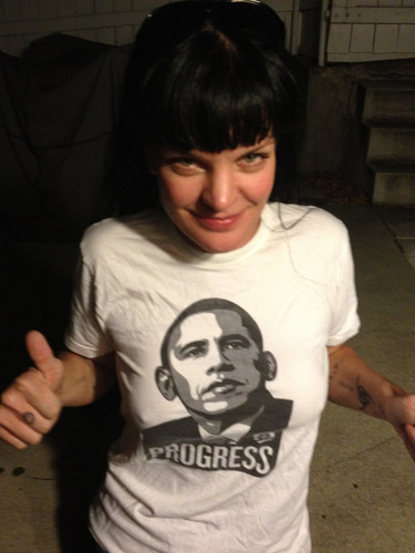  Pauley Perrette in Obama-shirt