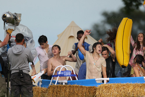  1D - Live while we're young!!!! <33333
