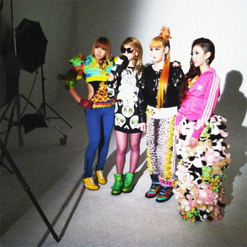  BTS các bức ảnh of 2NE1′s Photoshoot with Fault Magazine