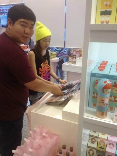  Dara Visits Etude House Store in Hongdae