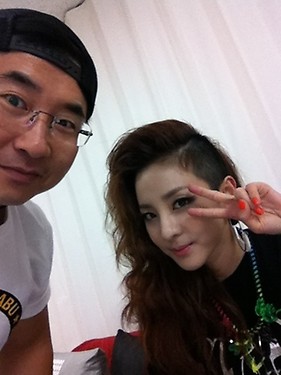 Dara with Hwangssabu Backstage @ New Evolution Concert in Osaka, Japan (120901)
