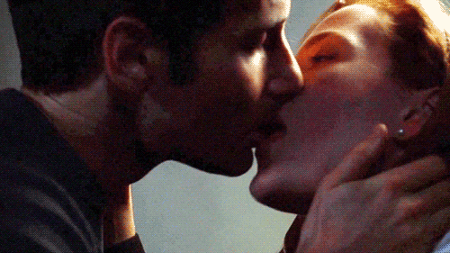 Fox and Dana kissing <3