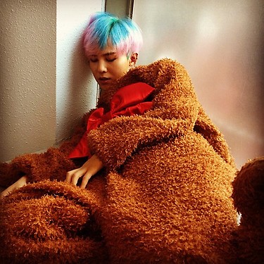  G-Dragon and Taeyang update 팬 in 곰 costumes during ‘Inkigayo’ recording