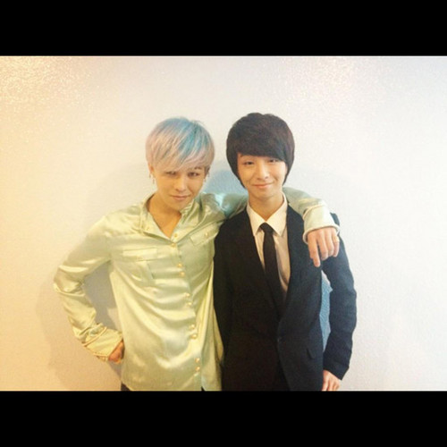  G-Dragon with Jung Sungha before taking the stage together on ‘Inkigayo’ 23092012