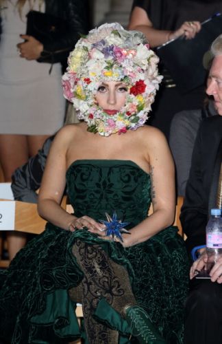  Gaga at the Phillip Tracey mostra in Londra