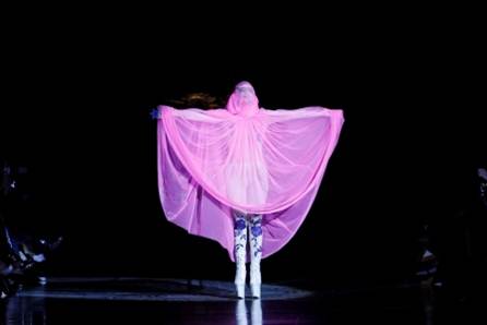 Gaga performing at Philip Treacy ipakita