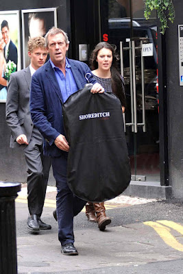  Hugh Laurie is seen exiting a tuxedo rental kedai on Grafton jalan 19.09.2012